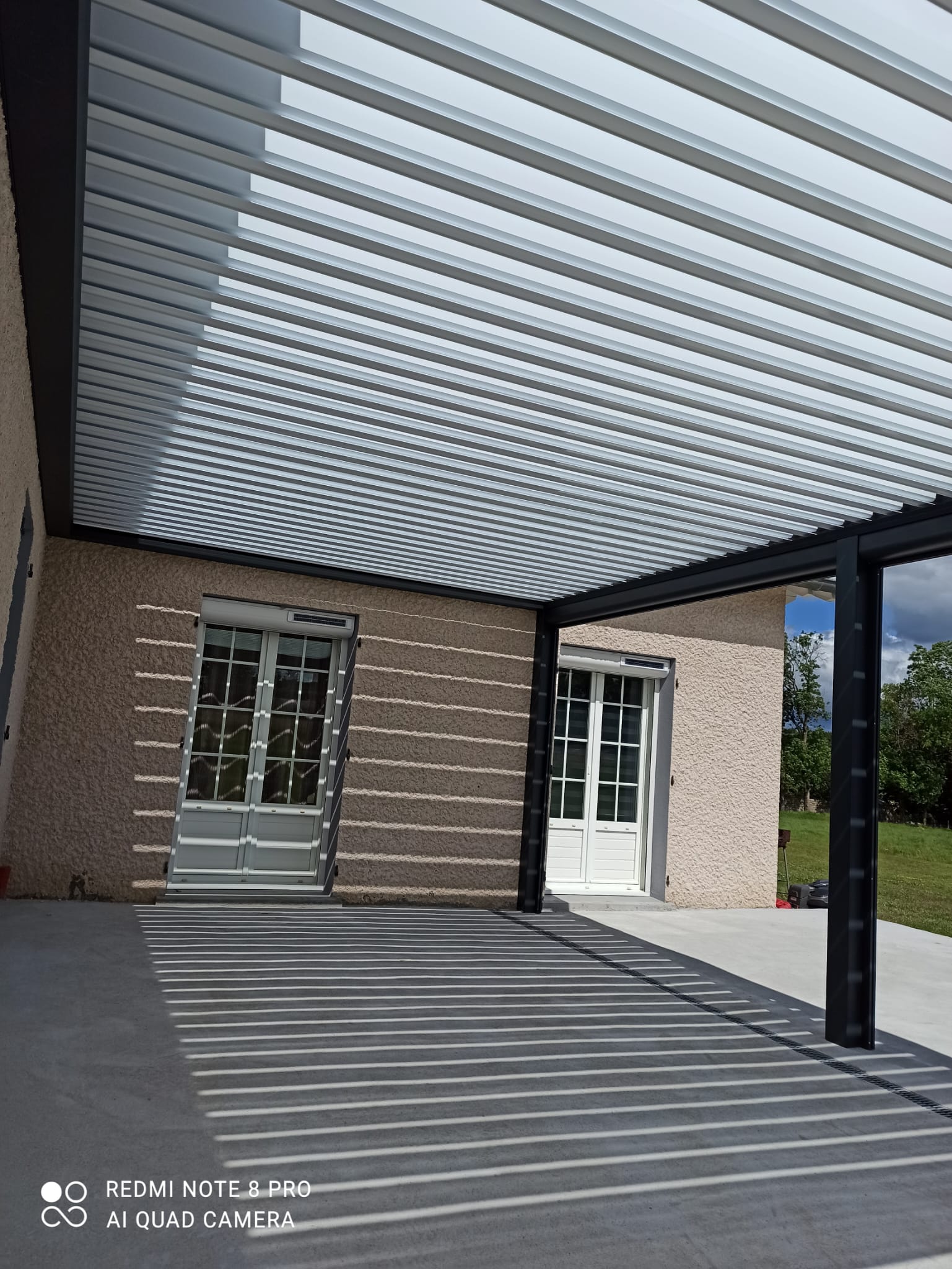 Auvent aluminium sur mesure installé en Isère