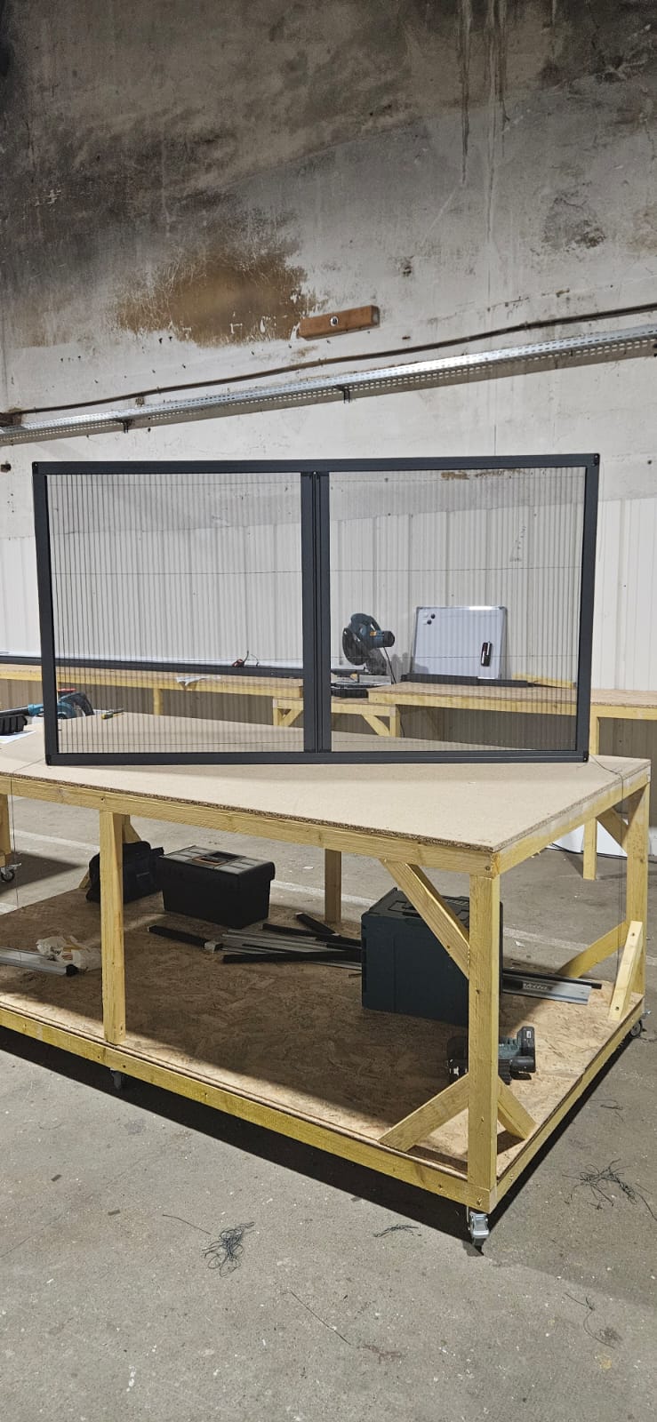 Fabrication d'une moustiquaire sur mesure dans l'atelier SPMC à Saint-Jean-de-Bournay (38)