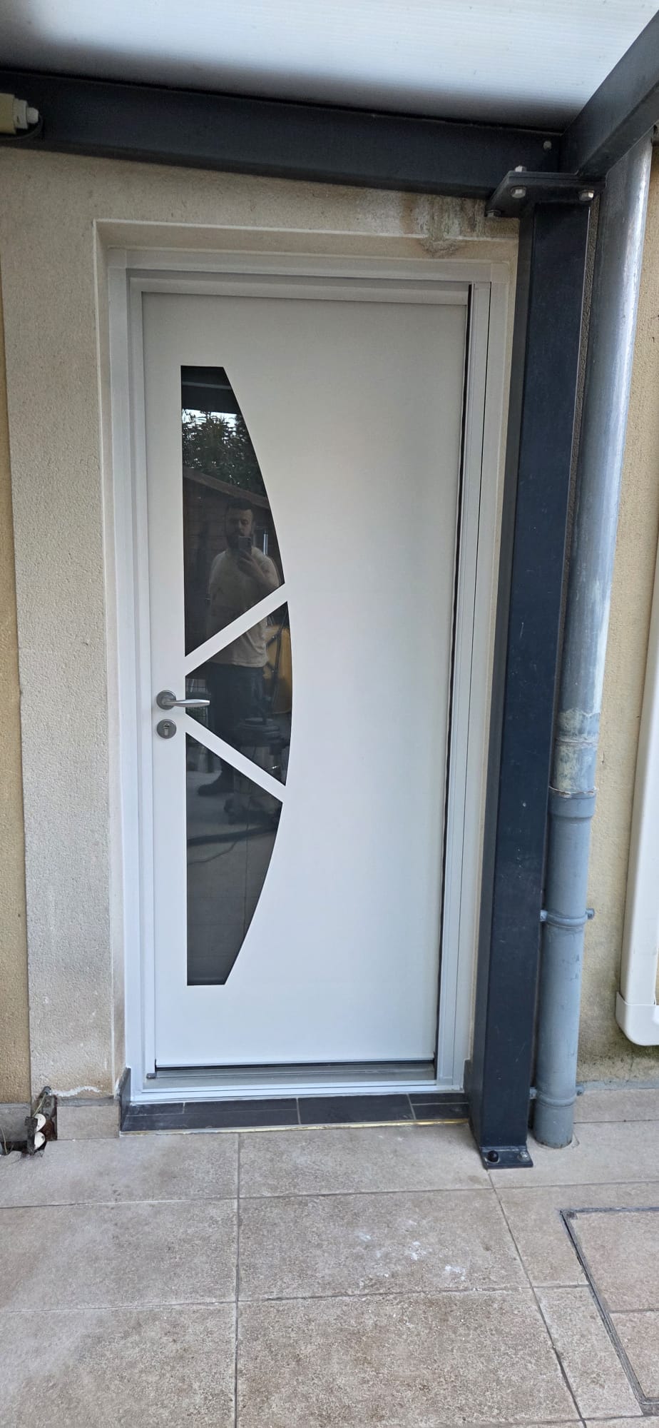 Avant : porte vitrée sans moustiquaire — insectes qui entrent dans la maison
