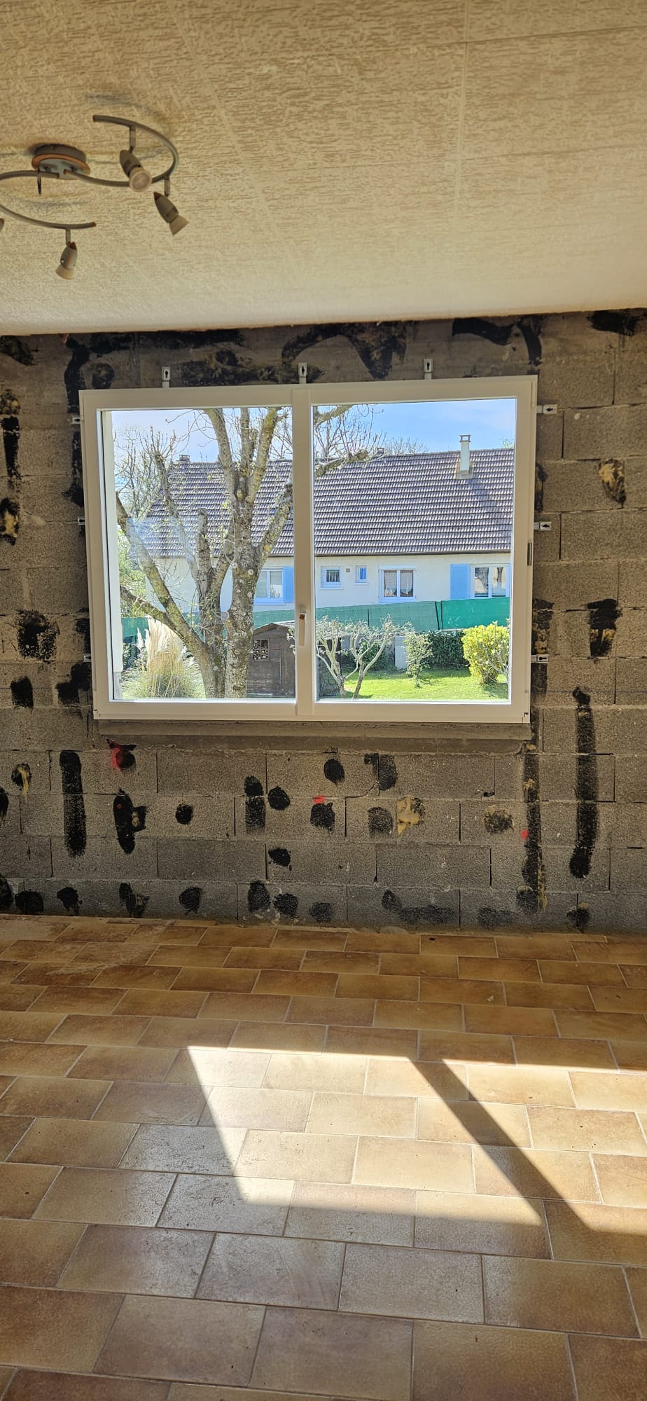 Pose menuiserie Vienne — détail pose par SPMC Menuiserie