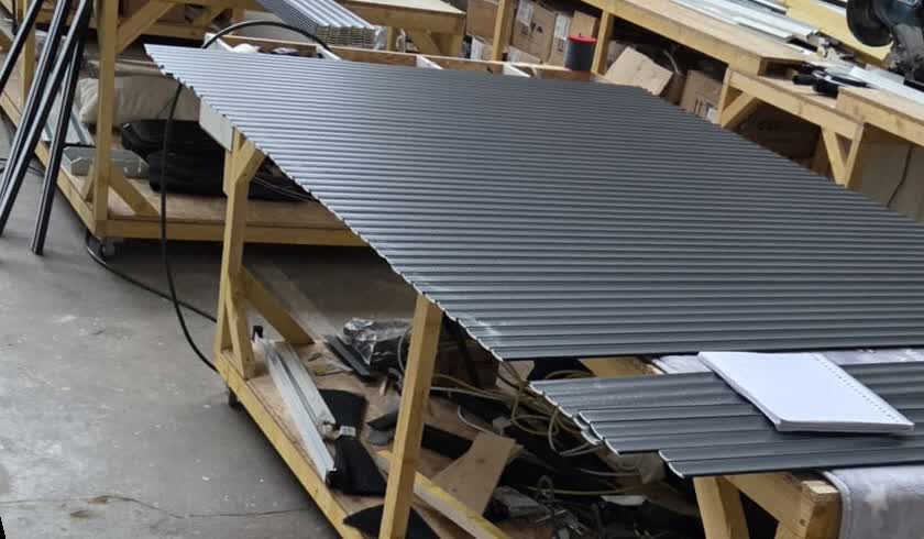 Tablier de volet roulant en fabrication sur l'établi de l'atelier SPMC à Saint-Jean-de-Bournay (38)
